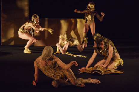 Photo 3 Photo du spectacle "MONUMENT 0.10 : The Living Monument" de Eszter Salamon, compagnie Carte Blanche