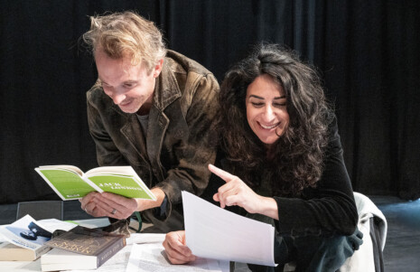 Photo 2 Les comédiens jouant Martin Eden et Ruth Morse lisent des livres et s'amusent.