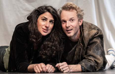 Photo 3 Martin Eden et Ruth Morse son allongés sur le sol, et regardent au loin.