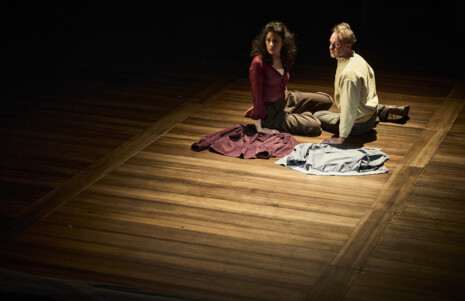 Photo 2 Les deux personnages sont assis sur du parquet.