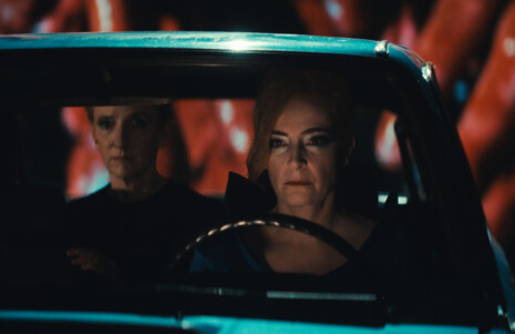 Photo 5 : Une femme conduit une voiture.