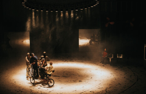 Photo 3 Les personnages sont sur un véhicule qui roule en rond.