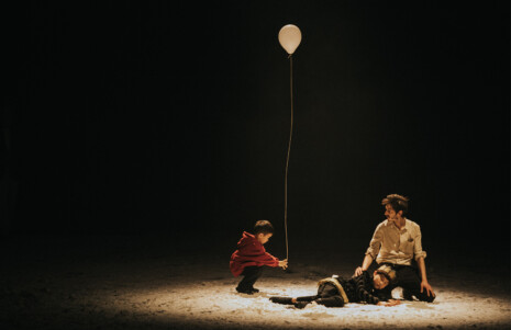 Photo 6 Les personnages tiennent un ballon en l'air.