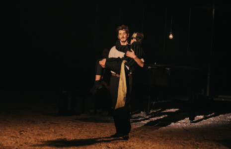 Photo 2 L'aviateur porte dans ses bras le petit prince.