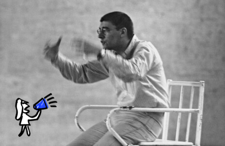 Roger Planchon dans sa jeunesse (1966), en train de parler, sur une chaise.