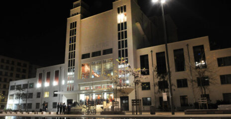 La façade de nuit du TNP