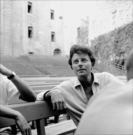 Gérard Philipe dans la grande cour du Palais des papes