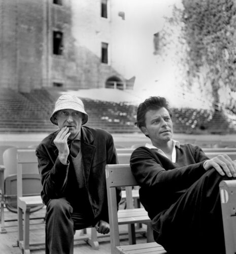 Jean Vilar et Gérard Philipe dans la grande cour du Palais des papes (1958)