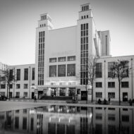 Photo en noir et blanc de la façade du TNP.