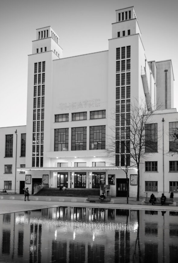 Photo en noir et blanc de la façade du TNP.