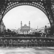 Vielle photo de Paris sous la tour Eiffel illustrant les débuts du TNP.